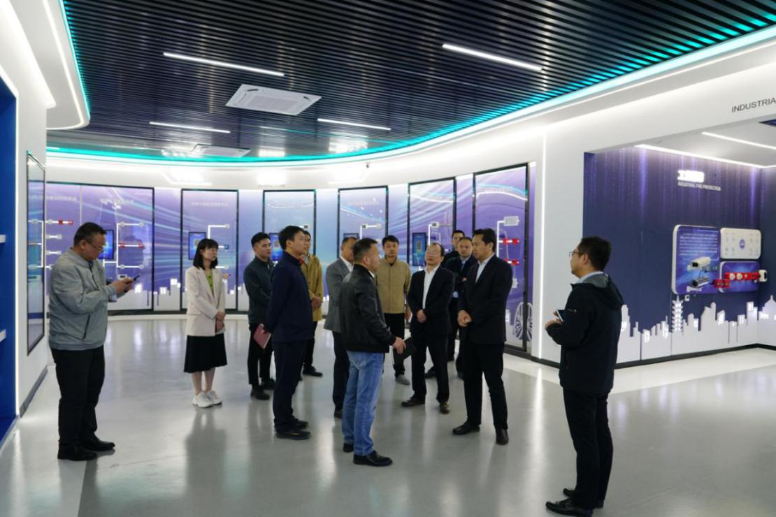 安徽省數(shù)據(jù)資源管理局黨組成員、副局長(zhǎng) 王愛學(xué)一行調(diào)研依愛消防